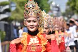 Peserta mengikuti pawai saat ditgelar Grebeg Maulid Nabi di Alun-alun Kota Madiun, Jawa Timur, Sabtu (9/11/2019). Pawai tersebut merupakan rangkaian kegiatan Grebeg Maulid yang digelar Pemkot Madiun untuk memperingati Maulid Nabi Muhammad SAW. Antara Jatim/Siswowidodo/zk.