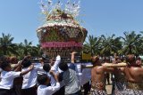 Sejumlah orang berebut jajanan tradisional yang dirangkai dalam bentuk gunungan di Alun-alun Kota Madiun, Jawa Timur, Sabtu (9/11/2019). Gunungan yang terbuat dari rangkaian jajanan tradisional dan hasil bumi yang diperebutkan warga tersebut merupakan rangkaian kegiatan Grebeg Maulid yang digelar Pemkot Madiun untuk memperingati Maulid Nabi Muhammad SAW. Antara Jatim/Siswowidodo/zk.