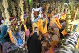 Warga mengikuti acara Baayun untuk memperingati Maulid Nabi Muhammad SAW di halaman Kubah Habib Basirih, Banjarmasin, Kalimantan Selatan, Sabtu (9/11/2019). Baayun Maulid yang merupakan kegiatan mengayun bayi atau anak dengan membaca syair maulid tersebut diikuti ratusan peserta untuk memperingati hari kelahiran Nabi Muhammad SAW. Foto Antaranews Kalsel/Bayu Pratama S.