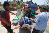 Petugas Badan Penanggulangan Bencana Daerah (BPBD) menyalurkan bantuan air bersih kepada warga di lereng gunung Wilis Desa Bobang, Kediri, Jawa Timur, Jumat (8/11/2019). BPBD Kediri setiap hari menyalurkan bantuan air bersih di wilayah itu karena sumur dan mata air mengering akibat kemarau panjang. Antara Jatim/Prasetia Fauzani/zk.