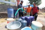 Petugas Badan Penanggulangan Bencana Daerah (BPBD) menyalurkan bantuan air bersih kepada warga di lereng gunung Wilis Desa Bobang, Kediri, Jawa Timur, Jumat (8/11/2019). BPBD Kediri setiap hari menyalurkan bantuan air bersih di wilayah itu karena sumur dan mata air mengering akibat kemarau panjang. Antara Jatim/Prasetia Fauzani/zk.