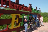 Pengunjung menikmati Ekowisata Mangrove di Desa Lembung, Pamekasan, Jawa Timur, Sabtu (9/11/2019). Warga di daerah itu memanfaatkan destinasi wisata tersebut untuk mengisi libur Maulid. Antara Jatim/Saiful Bahri/zk.