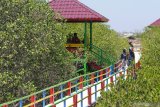 Pengunjung menikmati Ekowisata Mangrove di Desa Lembung, Pamekasan, Jawa Timur, Sabtu (9/11/2019). Warga di daerah itu memanfaatkan destinasi wisata tersebut untuk mengisi libur Maulid. Antara Jatim/Saiful Bahri/zk.