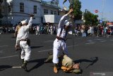 Peserta parade menampilkan aksi teatrikal pertempuran pejuang Indonesia melawan pasukan Inggris saat Parade Surabaya Juang di Jalan Tunjungan, Surabaya, Jawa Timur, Sabtu (9/11/2019). Parade tersebut digelar dalam rangka menyambut Hari Pahlawan.  Antara Jatim/Zabur Karuru