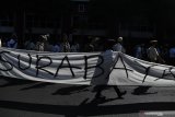 Peserta parade membentangkan spanduk saat Parade Surabaya Juang di Jalan Tunjungan, Surabaya, Jawa Timur, Sabtu (9/11/2019). Parade tersebut digelar dalam rangka menyambut Hari Pahlawan.  Antara Jatim/Zabur Karuru