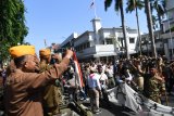 Sejumlah prajurit veteran menyambut peserta parade saat Parade Surabaya Juang di Jalan Tunjungan, Surabaya, Jawa Timur, Sabtu (9/11/2019). Parade tersebut digelar dalam rangka menyambut Hari Pahlawan.  Antara Jatim/Zabur Karuru