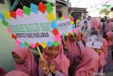 Peserta dari TPA Darul Falah membawa poster pahlawan dan ulama saat mengikuti pawai Maulid Nabi di Kampung Nelayan Nambangan-Cumpat, Surabaya, Jawa Timur, Jumat (8/11/2019). Pawai yang diikuti oleh ratusan murid dan guru Taman Pendidikan Al Quran (TPA) serta warga kampung nelayan tersebut dalam rangka memperingati hari lahirnya Nabi Muhammad SAW. Antara Jatim/Moch Asim/zk.