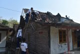 Prajurit TNI, Polri bersama warga membenahi genteng rumah yang rusak akibat puting beliung di Desa Pacinan, Balerejo, Kabupaten Madiun, Jawa Timur, Jumat (8/11/2019). Puting beliung yang terjadi di wilayah tersebut mengakibatkan 58 rumah penduduk rusak dan ratusan pohon tumbang. Antara Jatim/Siswowidodo/zk.