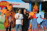 Sales & Marketing  Senior Manager ATOM and Business Development Abdullah Aziz (kedua kiri) berbincang dengan Senior manager surabaya branchsaat 'Sharp Matsuri Festival' di Pamekasan, Jawa Timur, Jumat (8/11/2019). PT Sharp Electronics Indonesia menggelar SHARP Mini Matsuri di Pamekasan sebagai bentuk kegiatan Omotenashi atau Heart of Hospitality, melalui kegiatan  'matsuri' yang berasal dari bahasa Jepang dengan arti festival atau perayaan dengan kolaborasi  kearifan lokal, sebagai bagian dari promo produk Sharp di Jatim. Antara Jatim/Saiful Bahri/zk.