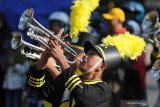 Grup marching band SMAN 4  beraksi 'Sharp Matsuri' di Pamekasan, Jawa Timur, Jumat (8/11/2019). PT Sharp Electronics Indonesia menggelar SHARP Mini Matsuri di Pamekasan sebagai bentuk kegiatan Omotenashi atau Heart of Hospitality, melalui kegiatan  'matsuri' yang berasal dari bahasa Jepang dengan arti festival atau perayaan dengan kolaborasi  kearifan lokal, sebagai bagian dari promo produk Sharp di Jatim. Antara Jatim/Saiful Bahri/zk.