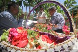 Bambang Sulistomo (kanan) yang merupakan putra Pahlawan Nasional Bung Tomo didampingi istri Astrid Sulistomo (tengah) berziarah ke makam ayahnya pada Hari Pahlawan di Tempat Pemakaman Umum (TPU) Ngagel, Surabaya, Jawa Timur, Minggu (10/11/2019). Antara Jatim/Didik S/ZK