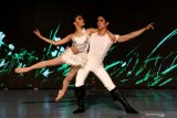 Penari Marlupi Dance Academy menampilkan pertunjukkan balet berjudul 'The Swan Lake' saat gladi bersih di Balai Budaya Surabaya, Jawa Timur, Sabtu (9/11/2019). Pertunjukkan balet 'The Swan Lake' yang akan digelar pada 10 Nopember 2019 itu dikemas dengan lebih modern. Antara Jatim/Didik S/ZK