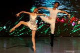 Penari Marlupi Dance Academy menampilkan pertunjukkan balet berjudul 'The Swan Lake' saat gladi bersih di Balai Budaya Surabaya, Jawa Timur, Sabtu (9/11/2019). Pertunjukkan balet 'The Swan Lake' yang akan digelar pada 10 Nopember 2019 itu dikemas dengan lebih modern. Antara Jatim/Didik S/ZK