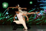 Penari Marlupi Dance Academy menampilkan pertunjukkan balet berjudul 'The Swan Lake' saat gladi bersih di Balai Budaya Surabaya, Jawa Timur, Sabtu (9/11/2019). Pertunjukkan balet 'The Swan Lake' yang akan digelar pada 10 Nopember 2019 itu dikemas dengan lebih modern. Antara Jatim/Didik S/ZK