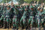 Prajurit Yonif Para Raider 305 meneriakkan yel-yel saat mengikuti upacara pelepasan Satgas Pamtas RI-PNG di Batalyon Infanteri Para Raider 305/Tengkorak, Karawang, Jawa Barat, Sabtu (9/11/2019). Sebanyak 450 personel akan diberangkatkan untuk pengamanan daerah perbatasan Indonesia-Papua Nugini selama sembilan bulan melalui jalur laut mengunakan kapal perang KRI Banda Aceh dari pelabuhan Tanjung Priok pada Senin (11/11/2019) mendatang. ANTARA JABAR/M Ibnu Chazar/agr