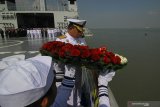 Komandan Gugus Tempur Laut (Danguspurla) Koarmada II, Laksma TNI Rahmat Eko Rahardjo melarung bunga ke laut saat upacara peringatan Hari Pahlawan di atas gladak KRI Surabaya-591 yang sandar di Dermaga Semampir Lama Koarmada II, Ujung, Surabaya, Jawa Timur, Minggu (10/11/2019). Upacara tersebut untuk mengenang jasa sekaligus meneladani perjuangan pahlawan. Antara Jatim/Moch Asim/zk.