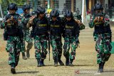 Pasukan Satgas Pamtas RI-Papua Nugini (PNG) Yonif Para Raider 305 melakukan simulasi patroli pengamanan daerah perbatasan di Batalyon Infanteri Para Raider 305/Tengkorak, Karawang, Jawa Barat, Sabtu (9/11/2019). Simulasi tersebut bertujuan untuk melatih kemampuan standar operasional kesiagaan dan keamanan di perbatasan. Sebanyak 450 personel akan diberangkatkan untuk pengamanan daerah perbatasan Indonesia-Papua Nugini selama sembilan bulan melalui jalur laut mengunakan kapal perang KRI Banda Aceh dari pelabuhan Tanjung Priok pada Senin (11/11/2019) mendatang. ANTARA JABAR/M Ibnu Chazar/agr