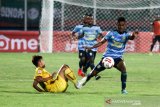 Pesepak bola Sriwijaya FC Yericho Christiantoko (kiri) menghadang bola Pesepakbola Persewar Muchlis Haay (kanan) saat pertandingan babak perdelapan final Liga 2 2019 di Stadion Gelora Delta Sidoarjo, Jawa Timur, Sabtu (10/11/2019). Sriwijaya FC menang atas tamunya Persewar dengan skor akhir 1-0. Antara Jatim/Umarul Faruq/zk