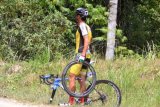 Seorang pebalap memegang roda sepedanya yang rusak saat mengikuti iven Tour De Singkarak 2019 etape delapan, Kota Sungai Penuh, Jambi, Sabtu (9/11/2019). Etape kedelapan dengan rute Sungai Penuh-Pesisir Selatan dengan panjang lintasan 212.9 kilometer, dimenangkan NovardiantoJamalidin dari PGN Road Cycling Team dengan catatan waktu 5.04.46. disusul Rustom Lim dari tim 7eleven Cliqq Air21 by Roadbike Philippines dengan catatan waktu 5.04.06 dan Jesse Ewart dari Sapura Cycling Team pada posisi tiga dengan catatan waktu 5.5.56. ANTARA FOTO/Muhammad Arif Pribadi/foc.