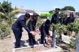 Wali Kota Kediri Abdullah Abu Bakar (kiri) menabur bunga di Taman Makam Pahlawan (TMP) Kota Kediri, Jawa Timur, Minggu (10/11/2019). Kegiatan tersebut dalam rangka peringati Hari Pahlawan. Antara Jatim/ Asmaul Chusna/zk