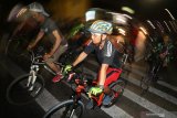 Sejumlah anggota komunitas pecinta sepeda 'Kediri Night Ride' melintasi rute yang telah ditentukan di Kota Kediri, Jawa Timur, Sabtu (9/11/2019) malam. Bersepeda pada malam hari yang diselenggarakan kepolisian daerah setempat dan diikuti ratusan peserta tersebut untuk memperingati Hari Pahlawan sekaligus mengkampanyekan berkendara aman kepada masyarakat. Antara Jatim/Prasetia Fauzani/zk