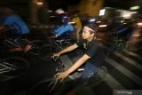 Sejumlah anggota komunitas pecinta sepeda 'Kediri Night Ride' melintasi rute yang telah ditentukan di Kota Kediri, Jawa Timur, Sabtu (9/11/2019) malam. Bersepeda pada malam hari yang diselenggarakan kepolisian daerah setempat dan diikuti ratusan peserta tersebut untuk memperingati Hari Pahlawan sekaligus mengkampanyekan berkendara aman kepada masyarakat. Antara Jatim/Prasetia Fauzani/zk