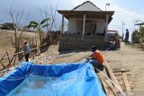 Petugas Badan Penanggulangan Bencana Daerah (BPBD) mendistribusikan air bersih ke tandon kolam terpal di Desa Jatisari, Arjasa, Situbondo, Jawa Timur, Sabtu (9/11/2019). Panjangnya musim kemarau membuat anggaran distribusi air bersih di BPBD Situbondo ke lokasi kekeringan hanya sampai dengan 11 November 2019, karenanya Dinas Sosial Situbondo akan melanjutkan distribusi air bersih ke wilayah terdampak kekeringan di musim kemarau tahun ini. Antara Jatim/Seno/zk