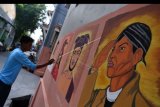 Warga menyelesaikan mural bergambar pahlawan di kawasan Pademangan Timur, Jakarta Utara, Senin (11/11/2019). Mural bertema pendidikan tersebut bertujuan sebagai sarana edukasi bagi warga khususnya pelajar sekaligus untuk memperindah kawasan itu. ANTARA FOTO/Sigid Kurniawan/nym.