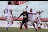 Pesepak bola Persipura Yustinus Pae (kedua kiri) mendapat hadangan pesepak bola Bali United Leonard Tupamahe (kedua kanan) pada lanjutan Liga 1 2019 di Stadion Gelora Delta Sidoarjo, Jawa Timur, Senin (11/11/2019). Persipura bermain imbang melawan Bali United dengan skor akhir 2-2. ANTARA FOTO/Umarul Faruq/nym.