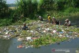 Warga gotong royong membersihkan aliran sungai Ledeng di Dusun Sememi, Desa Modopuro, Kecamatan, Kabupaten Mojokerto, Jawa Timur, Minggu (10/11/2019). Sungai itu dipenuhi banyak jenis sampah, termasuk usus ayam yang menutupi permukaan. Antara Jatim/Syaiful Arif/zk