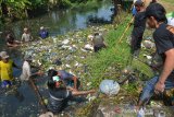 Warga gotong royong membersihkan aliran sungai Ledeng di Dusun Sememi, Desa Modopuro, Kecamatan, Kabupaten Mojokerto, Jawa Timur, Minggu (10/11/2019). Sungai itu dipenuhi banyak jenis sampah, termasuk usus ayam yang menutupi permukaan. Antara Jatim/Syaiful Arif/zk