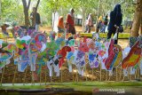 Pengunjung mengamati gambar berbagai macam jenis binatang dan tanaman langka yang sudah diwarnai oleh pengunjung pada Kampanye Cinta Puspa dan Satwa Nasional di Taman Kota Cigembor, Kabupaten Ciamis, Jawa Barat, Minggu (10/11/2019). Kampanye Cinta Puspa dan Satwa Nasional yang digelar oleh lintas komunitas Ciamis, untuk mengajak masyarakat melindungi habitat satwa dan kawasan konservasi di Indonesia serta berpatisipasi mencegah kejahatan satwa dilindungi. ANTARA JABAR/Adeng Bustomi/agr