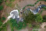 Foto udara limbah industri di Sungai Cihaur yang bermuara ke Sungai Citarum di Padalarang, Kabupaten Bandung Barat, Jawa Barat, Senin (11/11/2019). Kementerian Koordinator Bidang Kemaritiman mencatat, saat ini dari 1.629 industri yang beroperasi di sepanjang Sungai Citarum, 185 diantaranya tidak memiliki fasilitas IPAL dan 1.286 perusahaan tidak terdata memiliki fasilitas tersebut. ANTARA JABAR/Raisan Al Farisi/agr