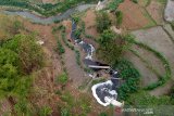 Foto udara limbah industri di Sungai Cihaur yang bermuara ke Sungai Citarum di Padalarang, Kabupaten Bandung Barat, Jawa Barat, Senin (11/11/2019). Kementerian Koordinator Bidang Kemaritiman mencatat, saat ini dari 1.629 industri yang beroperasi di sepanjang Sungai Citarum, 185 diantaranya tidak memiliki fasilitas IPAL dan 1.286 perusahaan tidak terdata memiliki fasilitas tersebut. ANTARA JABAR/Raisan Al Farisi/agr