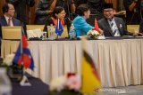 Gubernur Jawa Barat Ridwan Kamil (kanan) berbincang dengan President China - Asean Association Gu Xiulian (tengah) saat pembukaan Konferensi China - Asean ke 12 di Kota Baru Parahyangan, Kabupaten Bandung Barat, Jawa Barat, Senin (11/11/2019). Konferensi yang diadakan setiap dua tahun sekali tersebut diikuti oleh organisasi non pemerintah di China dan 10 Negara anggota Asean dengan tujuan untuk mempromosikan untuk mempromosikan persahabatan masyarakat di Asean dan China pada aspek ekonomi, sosial dan budaya. ANTARA JABAR/Raisan Al Farisi/agr