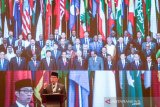 Gubernur Jawa Barat Ridwan Kamil memberikan pemaparan saat pembukaan Konferensi China - Asean ke 12 di Kota Baru Parahyangan, Kabupaten Bandung Barat, Jawa Barat, Senin (11/11/2019). Konferensi yang diadakan setiap dua tahun sekali tersebut diikuti oleh organisasi non pemerintah di China dan 10 Negara anggota Asean dengan tujuan untuk mempromosikan untuk mempromosikan persahabatan masyarakat di Asean dan China pada aspek ekonomi, sosial dan budaya. ANTARA JABAR/Raisan Al Farisi/agr