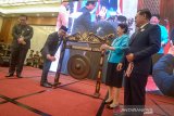 Gubernur Jawa Barat Ridwan Kamil (kedua kiri) memukul gong sebagai tanda dibukannya Konferensi China - Asean ke 12 di Kota Baru Parahyangan, Kabupaten Bandung Barat, Jawa Barat, Senin (11/11/2019). Konferensi yang diadakan setiap dua tahun sekali tersebut diikuti oleh organisasi non pemerintah di China dan 10 Negara anggota Asean dengan tujuan untuk mempromosikan untuk mempromosikan persahabatan masyarakat di Asean dan China pada aspek ekonomi, sosial dan budaya. ANTARA JABAR/Raisan Al Farisi/agr