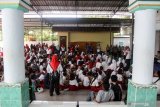 MASUK SEKOLAH PASCA SD AMBRUK. Ratusan siswa SDN Gentong  Kota Pasuruan mengikuti pelayanan pemulihan trauma (trauma healing) di Madrasah Diniyah (madin) Al Ghofuriyah Gentong, Pasuruan, Jawa Timur, Senin (11/11/2019). Akibat atap sekolah ambruk yang menyebabkan empat ruang kelas rusak berat di SD beberapa hari yang lalu membuat proses belajar mengajar terpaksa dilakukan di halaman masjid Al Ghofuriyah. Antara Jatim/Umarul Faruq/zk