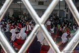  Ratusan siswa SDN Gentong  Kota Pasuruan mengikuti pelayanan pemulihan trauma (trauma healing) di Madrasah Diniyah (madin) Al Ghofuriyah Gentong, Pasuruan, Jawa Timur, Senin (11/11/2019). Akibat atap sekolah ambruk yang menyebabkan empat ruang kelas rusak berat di SD beberapa hari yang lalu membuat proses belajar mengajar terpaksa dilakukan di halaman masjid Al Ghofuriyah. Antara Jatim/Umarul Faruq/zk