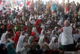 Ratusan siswa SDN Gentong  Kota Pasuruan mengikuti pelayanan pemulihan trauma (trauma healing) di Madrasah Diniyah (madin) Al Ghofuriyah Gentong, Pasuruan, Jawa Timur, Senin (11/11/2019). Akibat atap sekolah ambruk yang menyebabkan empat ruang kelas rusak berat di SD beberapa hari yang lalu membuat proses belajar mengajar terpaksa dilakukan di halaman masjid Al Ghofuriyah. Antara Jatim/Umarul Faruq/zk