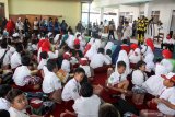 Ratusan siswa SDN Gentong  Kota Pasuruan mengikuti pelayanan pemulihan trauma (trauma healing) di Madrasah Diniyah (madin) Al Ghofuriyah Gentong, Pasuruan, Jawa Timur, Senin (11/11/2019). Akibat atap sekolah ambruk yang menyebabkan empat ruang kelas rusak berat di SD beberapa hari yang lalu membuat proses belajar mengajar terpaksa dilakukan di halaman masjid Al Ghofuriyah. Antara Jatim/Umarul Faruq/zk