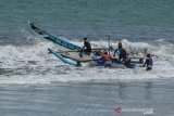 Sejumlah nelayan bergotong royong mendorong perahu berkapasitas 7 Gross Tonnage (GT) di Pesisir Pantai Timur Pangandaran, Jawa Barat, Senin (11/11/2019). Kementerian Kelautan dan Perikanan mendorong pemilik kapal untuk mengasuransikan anak buah kapal (ABK) dengan menargetkan 160.000 fasilitasi asuransi untuk nelayan kecil atau kapal di bawah 10 GT, sedangkan sampai saat tercatat hanya 88.000 nelayan yang disetujui asuransinya. ANTARA JABAR/Adeng Bustomi/agr