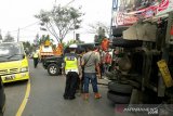 Diduga rem bolong truk boks bermuatan ATK hantam mobil Avanza di Puncak