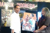 Jokowi enchanted by his photo holding two native  Papuan kids