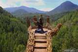 Wisatawan melakukan swafoto di kawasan wisata hutan lindung Coban Putri, Batu, Jawa Timur, Selasa (12/11/2019). Perum Perhutani Indonesia mencatat, program pengembangan kawasan wisata hutan di berbagai daerah menjadi pendongkrak kenaikan laba bersih dari Rp216 milliar di tahun 2017 menjadi Rp654 milliar di tahun 2018 atau naik sebesar 49.31 persen dan diperkirakan akan terus meningkat di akhir tahun 2019. Antara Jatim/Ari Bowo Sucipto/zk