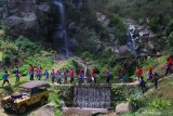 Wisatawan berekreasi bersama rekan-rekannya di kawasan wisata hutan lindung Coban Putri, Batu, Jawa Timur, Selasa (12/11/2019). Perum Perhutani Indonesia mencatat, program pengembangan kawasan wisata hutan di berbagai daerah menjadi pendongkrak kenaikan laba bersih dari Rp216 milliar di tahun 2017 menjadi Rp654 milliar di tahun 2018 atau naik sebesar 49.31 persen dan diperkirakan akan terus meningkat di akhir tahun 2019. Antara Jatim/Ari Bowo Sucipto/zk