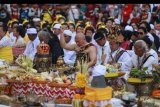 Sejumlah warga Hindu mengikuti upacara Abhiseka di kompleks Candi Prambanan, Selasa (12/11/2019). Upacara Abhiseka adalah upacara pensucian dan peringatan diresmikannya Candi Prambanan pertama kali oleh Rakai Pikatan pada 