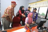 Pemimpin cabang Bank Negara Indonesia (BNI) Banjarmasin Jodhy Aditya Wardhana (kanan) berkunjung ke Kantor LKBN Antara Biro Kalsel di Banjarmasin, Kalimantan Selatan, Selasa (12/11/2019). Foto Antaranews Kalsel/Bayu Pratama S.