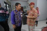 Pemimpin cabang Bank Negara Indonesia (BNI) Banjarmasin Jodhy Aditya Wardhana (kiri) berbincang dengan Kepala LKBN Antara Biro Kalsel Nurul Aulia Badar (kanan) saat berkunjung ke Kantor LKBN Antara Biro Kalsel di Banjarmasin, Kalimantan Selatan, Selasa (12/11/2019). Foto Antaranews Kalsel/Bayu Pratama S.