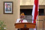 Ketua Pembina Yayasan Wijaya Kusuma Prof dr H. R. Soedarso Djojonegoro memberikan sambutan kepada peserta sarasehan di Benteng Kedung Cowek, Surabaya, Jawa Timur, Selasa (12/11/2019). Kegiatan yang digelar Yayasan Wijaya Kusuma serta Universitas Wijaya Kusuma Surabaya itu dalam rangka memperingati Hari Pahlawan. Antara Jatim/Didik S/ZK